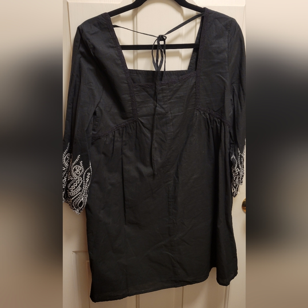 🌴 Francesca's Miami Black Tunic with White Embroidery Mini Dress Size XS Euc - Picture 2 of 8